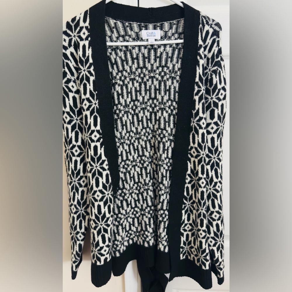 NWT Croft & Barrow Woman’s Large‎ Black and White Sweater with Tie